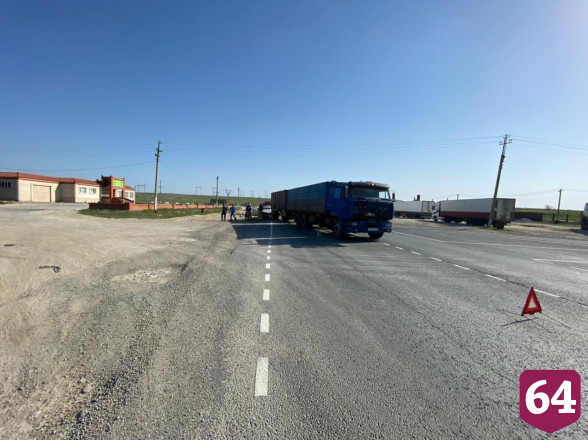 Водитель иномарки залетел под КамАЗ и покалечил пассажирку