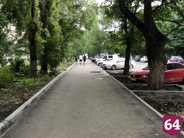 На новом асфальте в центре Саратова не сохнут лужи
