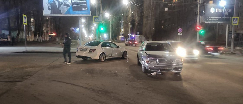 В центре Саратова не разъехались «Мерседес» и «Шкода» 