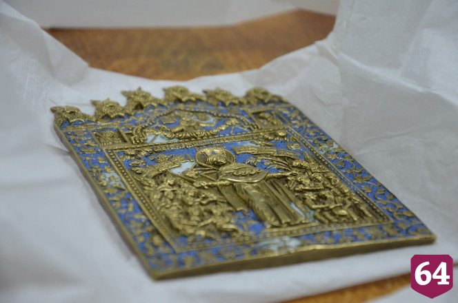В Энгельс вернулись старинные иконы и ценные картины
