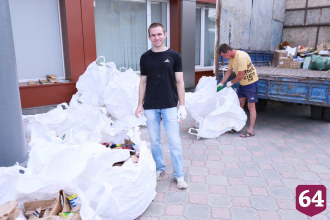 В Саратове одиноким пенсионерам привозят подарки на «Добромобиле»