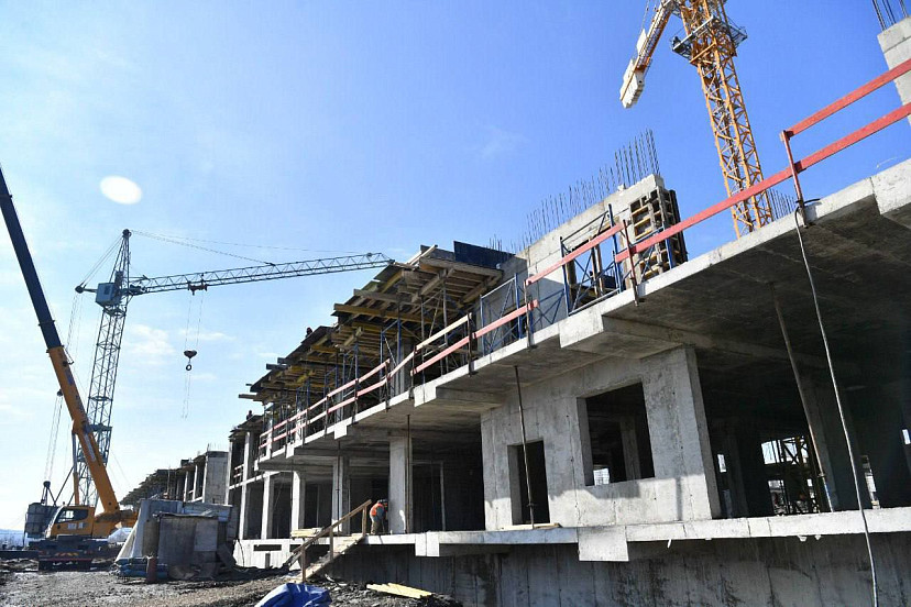 В Саратове продолжается строительство двух значимых медучреждений