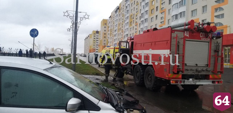 В Саратове грузовик опрокинулся на бок после ДТП с иномаркой