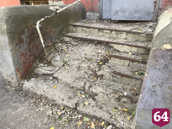 В Саратове крыльцо многоэтажки превратилось в пандус