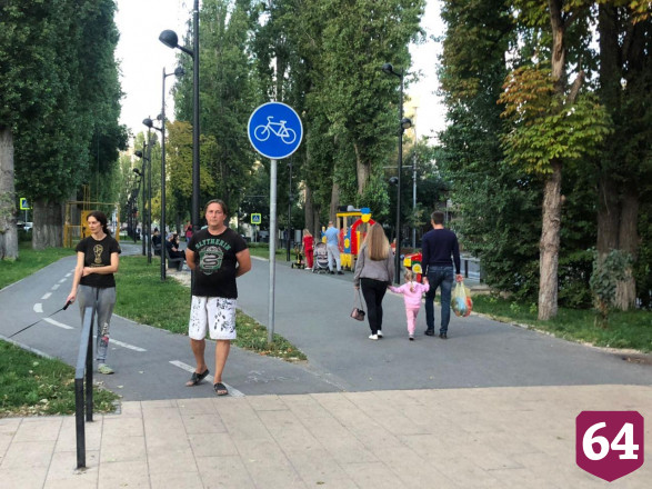 Жители Саратова вышли на вечернюю прогулку без масок