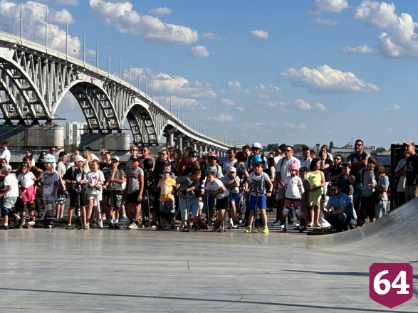 Скейт-парк у саратовского моста открыли экстрим-шоу