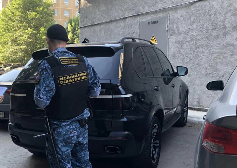 За долги по налогам у саратовца арестовали BMW