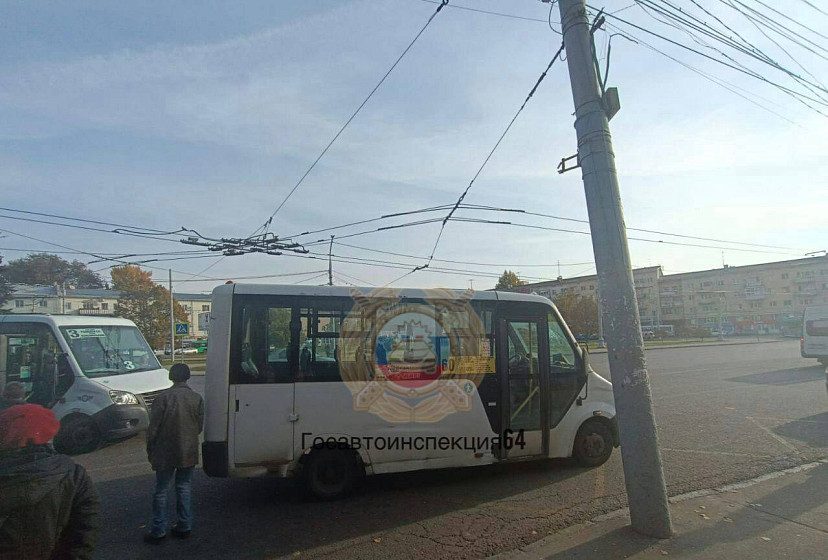 У вокзала Саратова в маршрутке покалечилась пассажирка