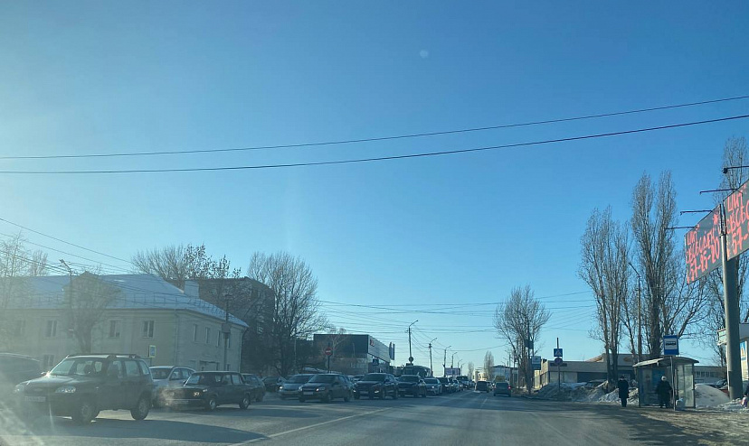 Оторванное колесо грузовика спровоцировало крупную пробку в Саратове