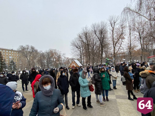 В Саратове несовершеннолетние на митинг Навального вышли за еду
