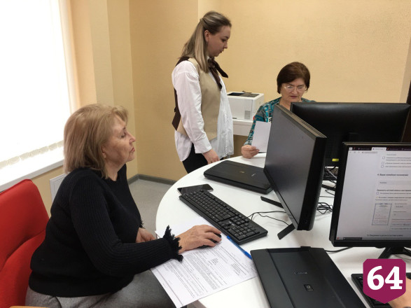 Саратовцы могут самостоятельно оформлять заявки на услуги в МФЦ