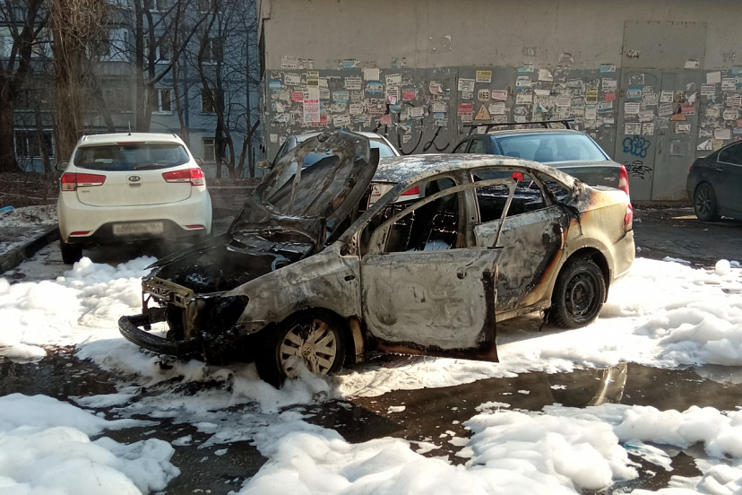 Во дворе дома на Шехурдина сгорел «Фольксваген»