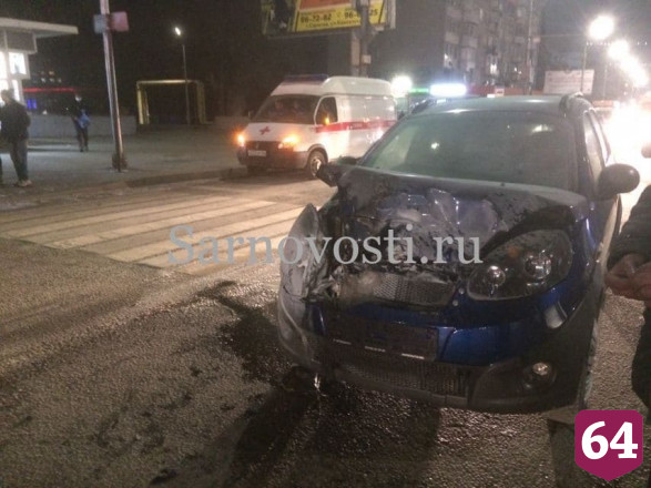 В Саратове легковушка протаранила грузовик и загорелась
