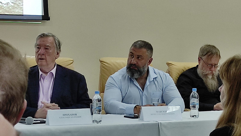 Саратовский силач презентовал народный фитнес-парк в Севастополе