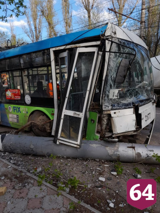 Две пассажирки травмировались при столкновении троллейбуса со столбом  