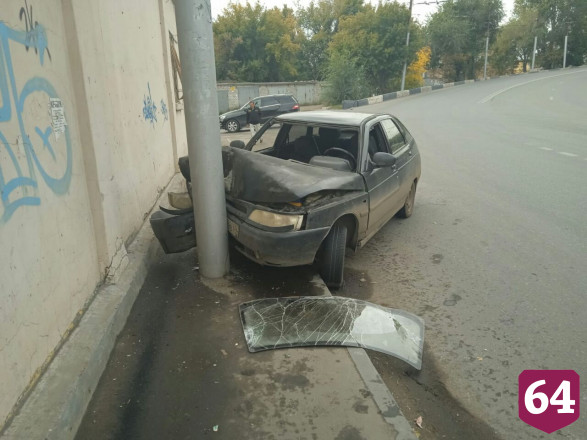 В Саратове 16-летний юноша на легковушке протаранил столб