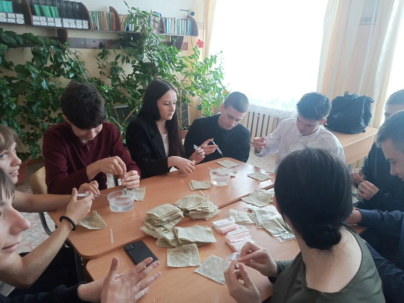Саратовские школьники изготовили 490 сухих армейских душей для бойцов