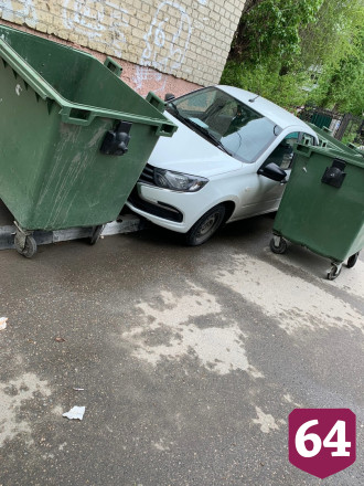 В Саратове автомобиль на тротуаре заблокировали мусорными баками