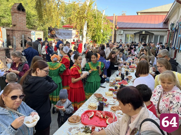 В Саратовской области на казачьем фестивале кормили щами и фланкировали шашкой