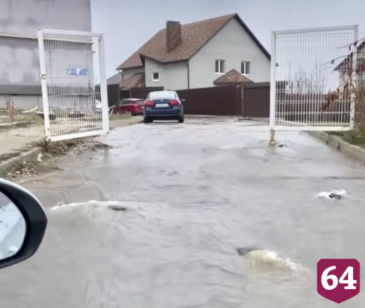 На пути к детскому саду в Саратове разлилась коммунальная река