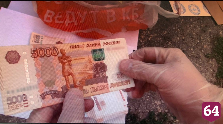В Саратове адвокат требовал от клиента взятку в полтора миллиона рублей