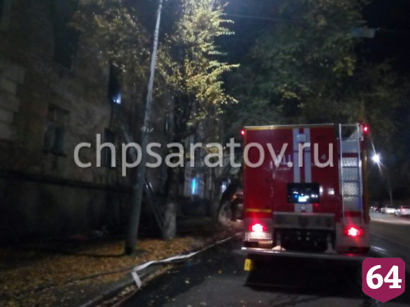 Из горевшего общежития на Азина эвакуировали 60 человек