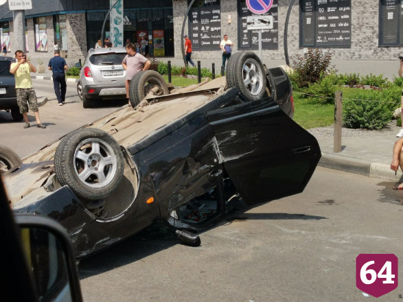 У ТЦ в Энгельсе легковушка опрокинулась на крышу после ДТП