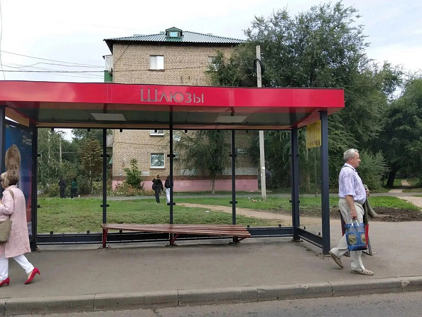 Вандалы сломали новый остановочный павильон 