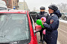 В центре Саратова полицейские дарили женщинам воздушные шары и сладости