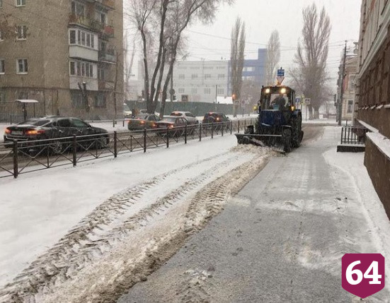 В Саратове снег у домов убирают 1789 дворников