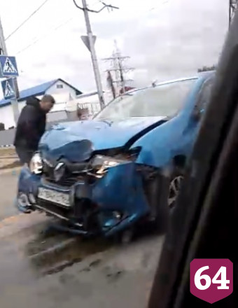 При столкновении 4 автомобилей иномарка опрокинулась на крышу