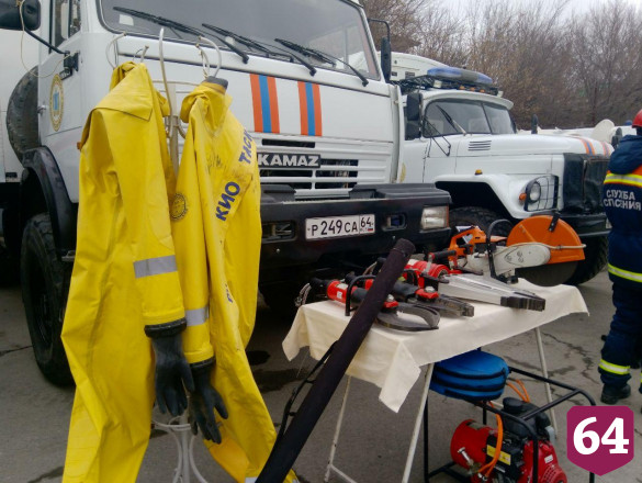 Саратовские спасатели в присутствии губернатора достали из воды рыбаков 