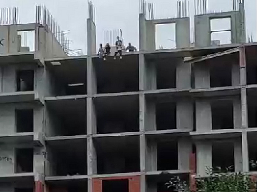 Развлечения саратовских подростков на стройке попали на видео 