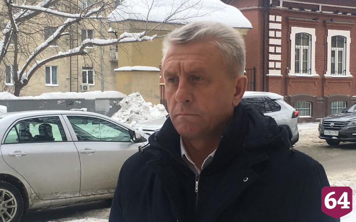 На мусорках Саратова нашли попавшие в ледяной плен контейнеры