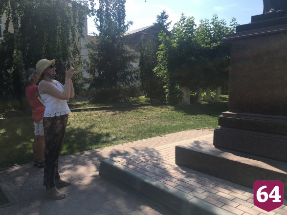 Саратовцы после пения пастора под гитару забрались на колокольню 