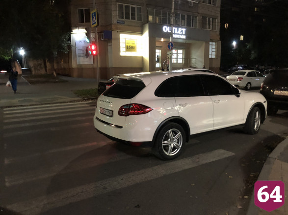 Автохам бросил «Порше» на пешеходном переходе у алкомаркета