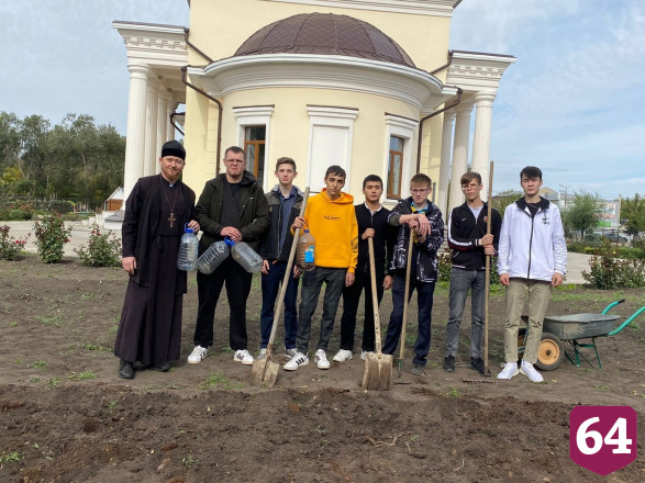 Священник создал у храма лесопитомник и раздает по Заволжью дубы