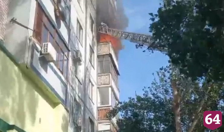 Саратовские пожарные с лестницы тушили балкон в 9-этажке
