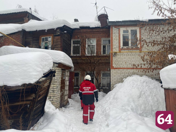 В Саратове 8 жильцов дома с рухнувшей крышей отказались от временных квартир