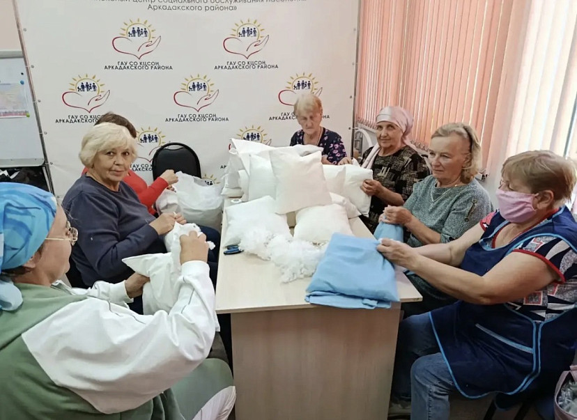 Саратовские женщины сшили 91 подушку для бойцов СВО 