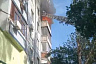Саратовские пожарные с лестницы тушили балкон в 9-этажке