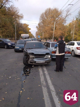 В массовой аварии на Стрелке ранены трое