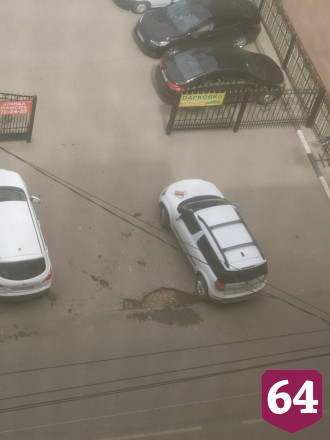 В Энгельсе автохама «вежливо» предупредили кирпичом