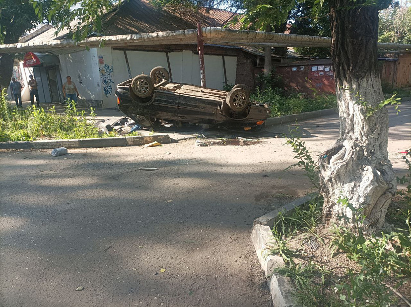 В Энгельсе мужчина перевернул легковушку на крышу