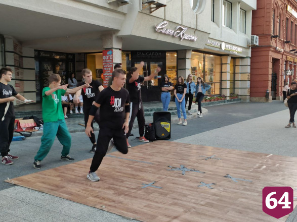 Саратовцы во время пандемии устроили танцы в центре города 