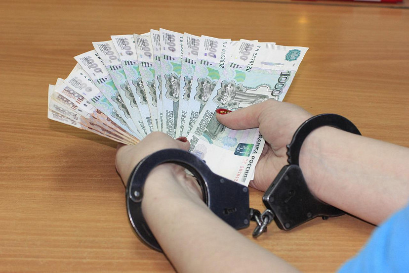 Под Саратовом чиновницу задержали за взятки от директоров школ