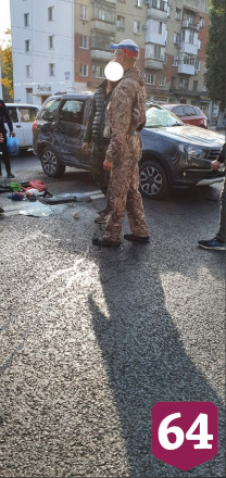 В Саратове очевидцы поставили на колеса перевернувшуюся «Калину»