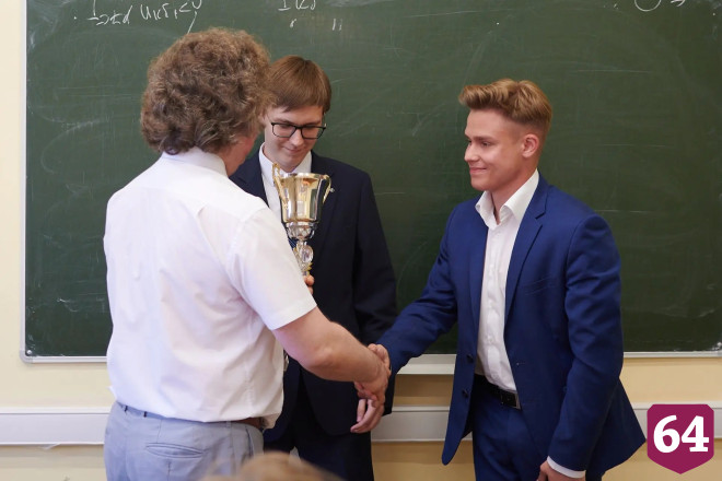 Саратовские выпускники подарили родной гимназии кубок за бой по физике
