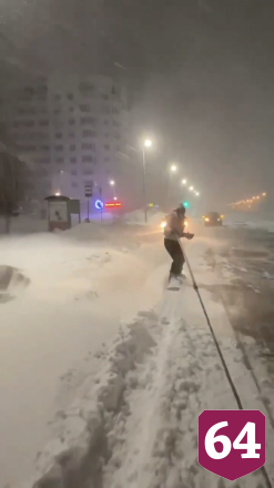 Девушки прокатились на сноубордах по заснеженному Саратову