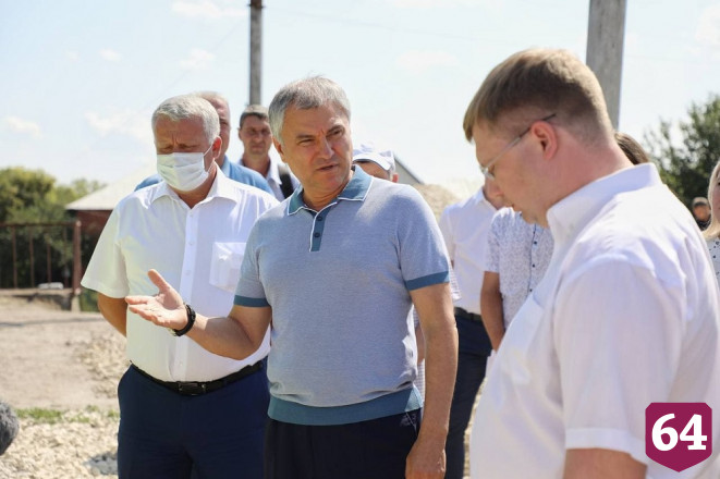 Володин предложил главе района поработать с лопатой в руках   